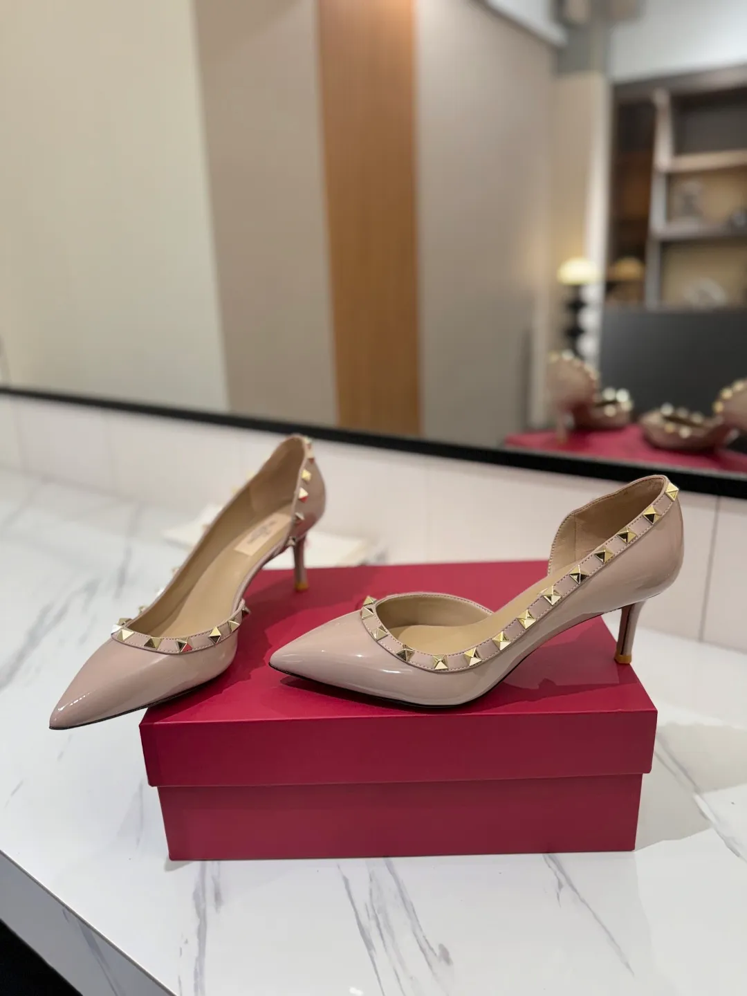 👟👟Ex-factory price 580👟👟 Valentino/Valentino rivet VT classic shoes, top replica! The side curves are perfect, the original molded custom-made rust-free rivets, and the textured hardware bring out a full sense of high-end, giving you a genuine foot feel! The first choice for high-end customers❤️ [Material] Upper: Original imported custom patent leather Lining: Original imported goatskin Outsole: Imported pearlescent leather outsole Heel height: 6.5CM Code number: 35-39 [34, 40, 41, 42 custom-made are not returnable]